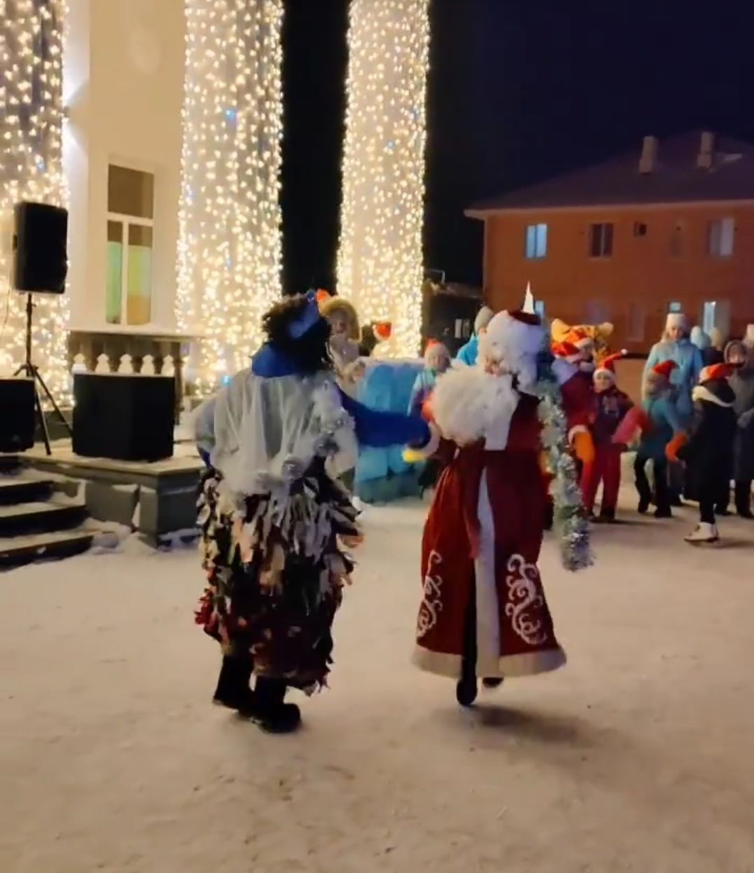 В поселке Карабаш состоялось торжественное открытие елки с традиционным парадом Дедов Морозов