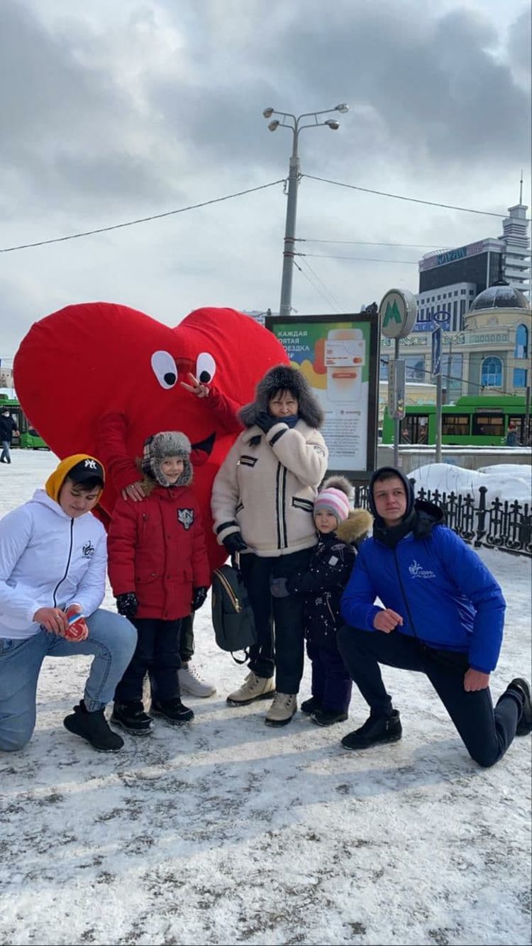 На улицах Казани жителям дарят валентинки «Я люблю Россию»