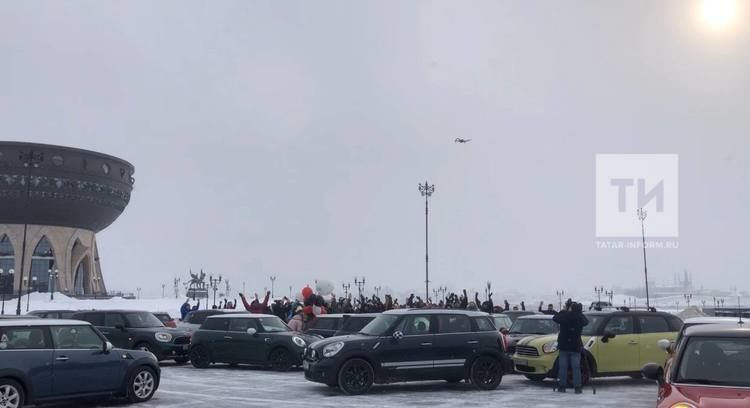 В Казани составили фигуру в виде сердца из 70 автомобилей MINI Cooper