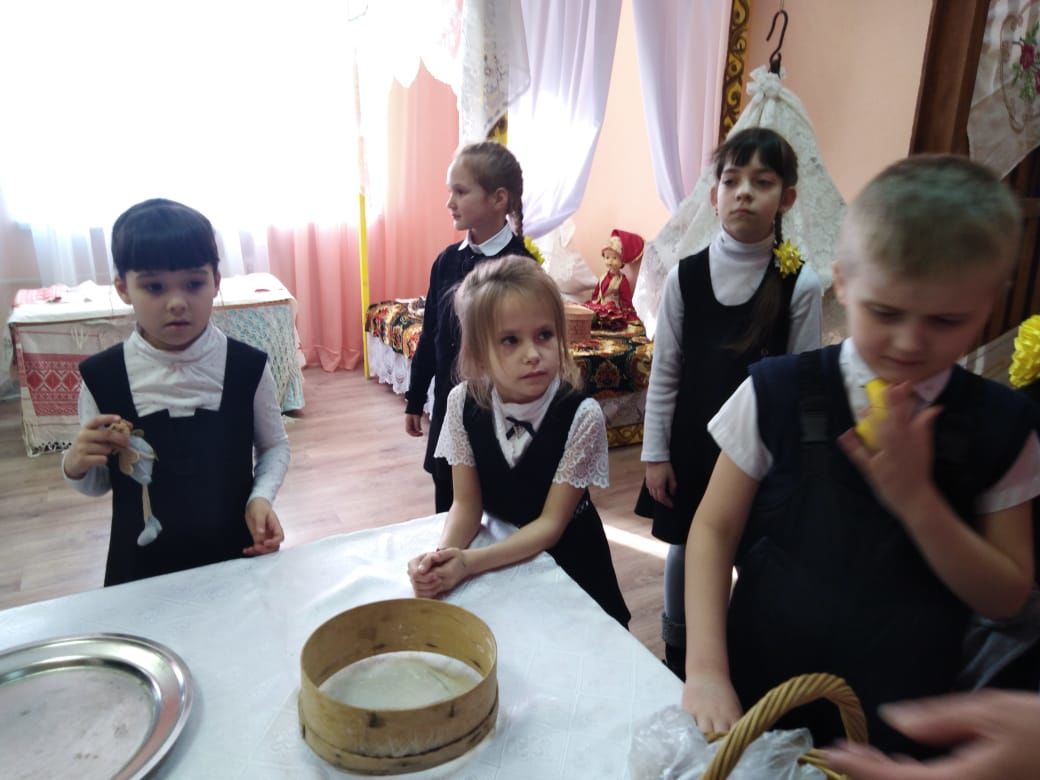 Бөгелмәдә яшәүче балалар татар йортында самавыр белән итекләрнең ни өчен дус булуын белделәр