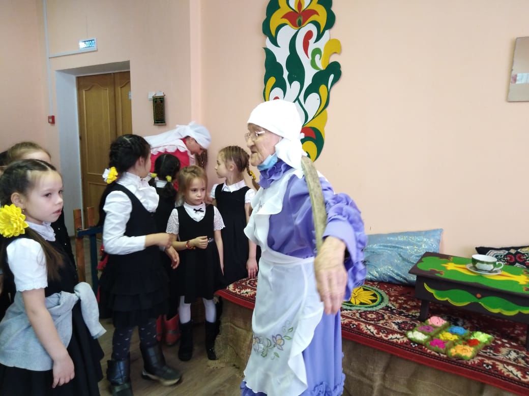 Бөгелмәдә яшәүче балалар татар йортында самавыр белән итекләрнең ни өчен дус булуын белделәр