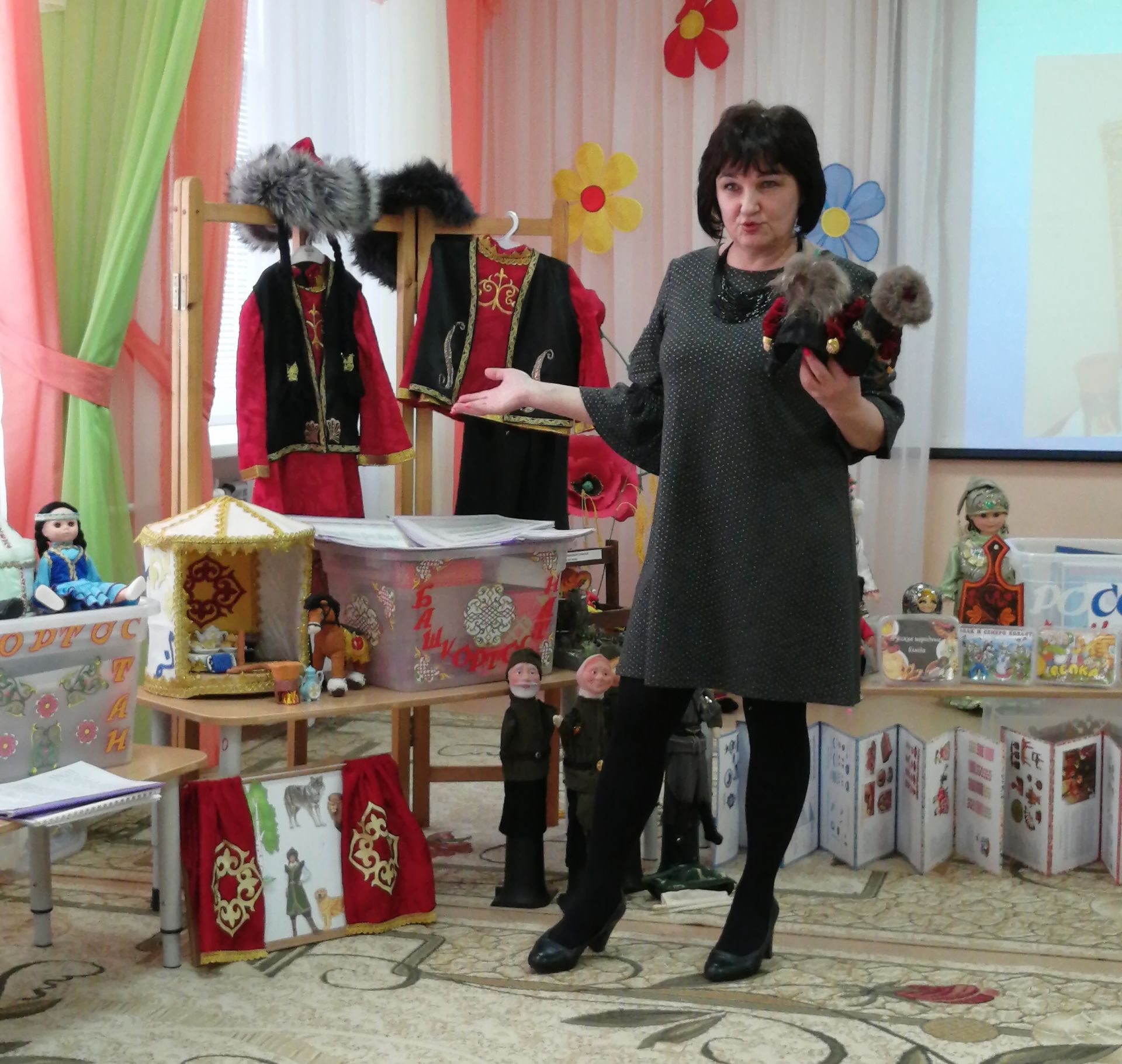 Педагоги бугульминского детского сада «Сказка» оформили кейсы  о народах Поволжья