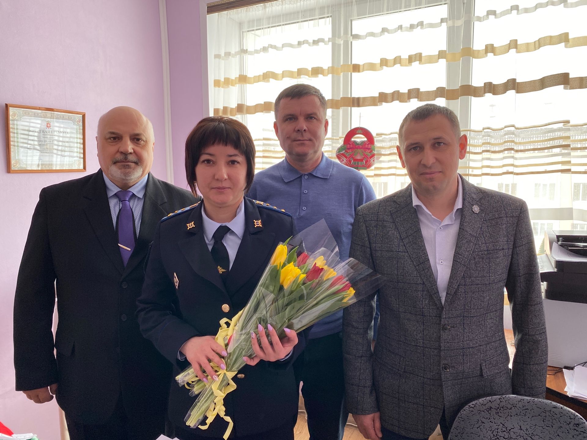 Сотрудниц полиции Бугульмы поздравили с 8 Марта