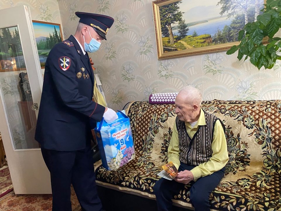 В Бугульме сотрудники полиции поздравили своего 99-летнего ветерана с наступающим Днем Победы