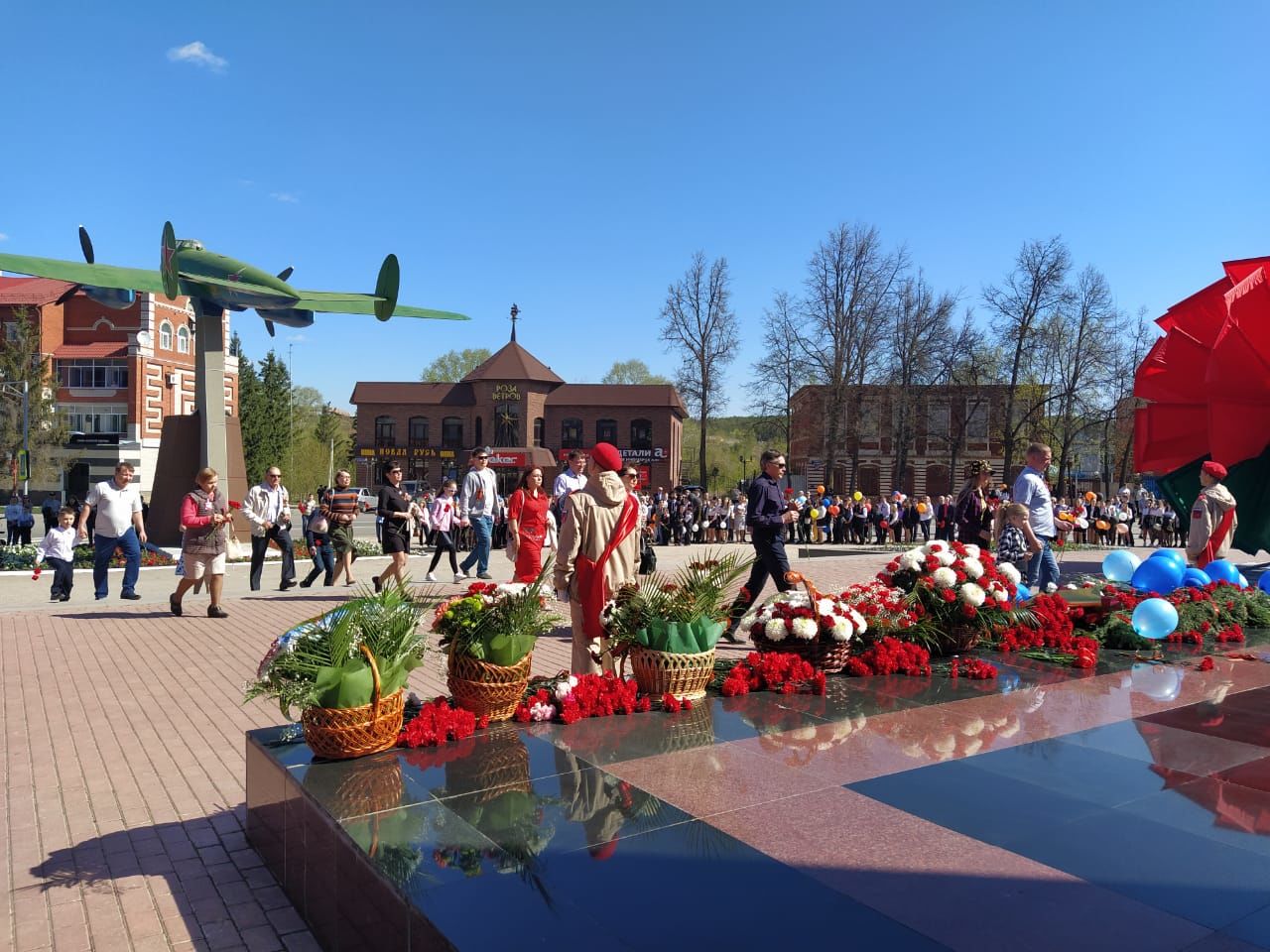 В Бугульме прошло возложение цветов к мемориалам в честь Дня Победы