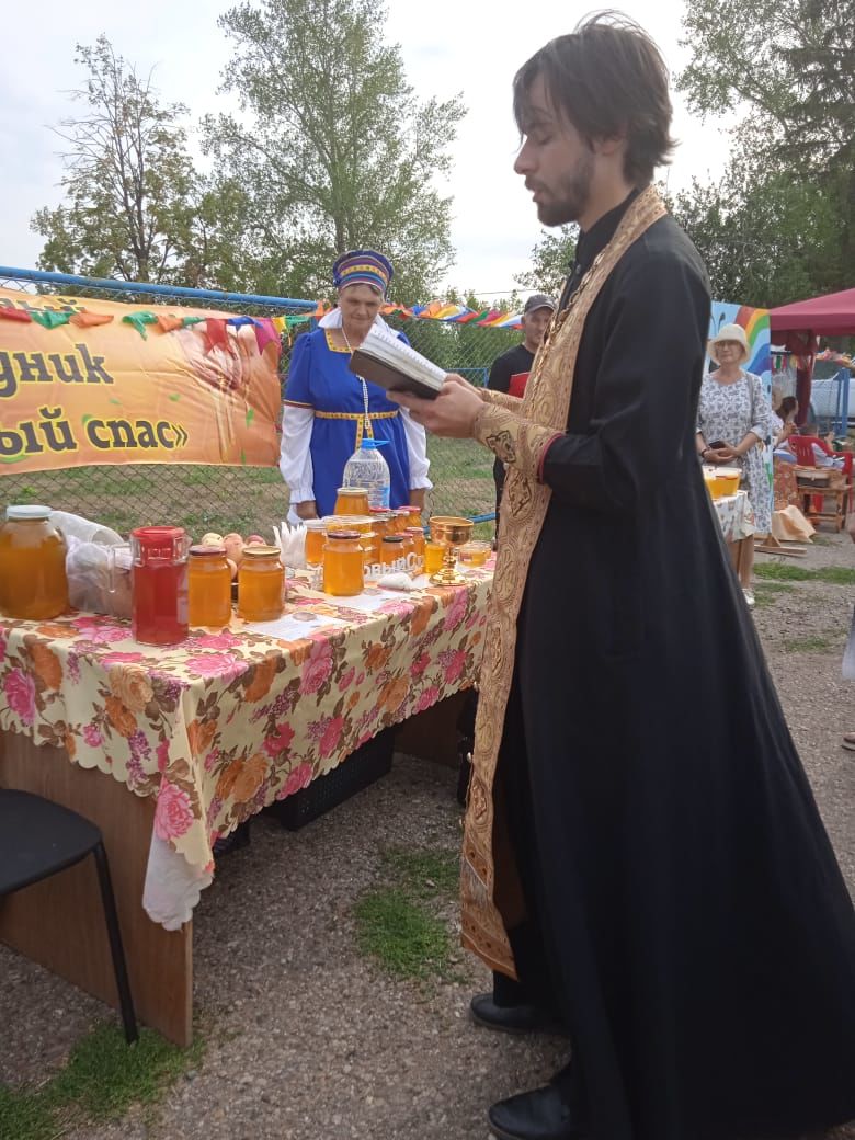 Бөгелмә авылында Бал Спасы узды