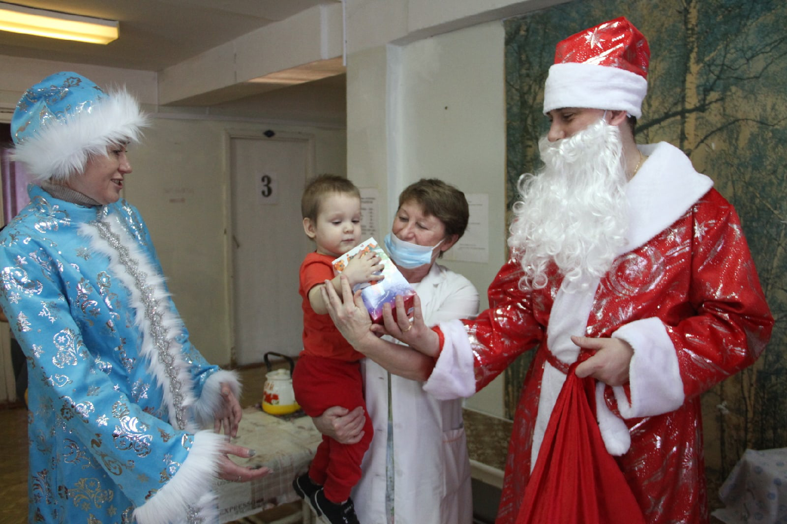 Дед Мороз и Снегурочка поздравили с Новым годом юных пациентов бугульминской ЦРБ