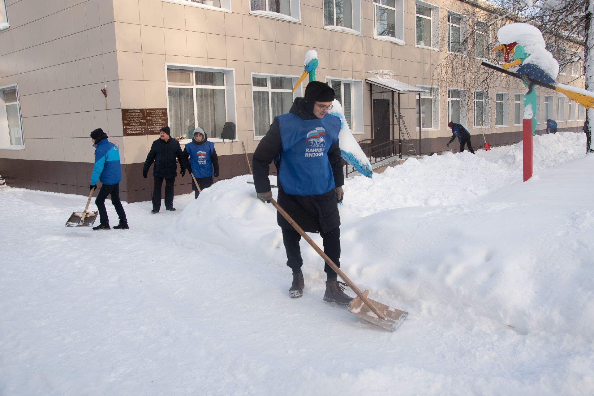 В Бугульме молодежь помогает очищать город от снега