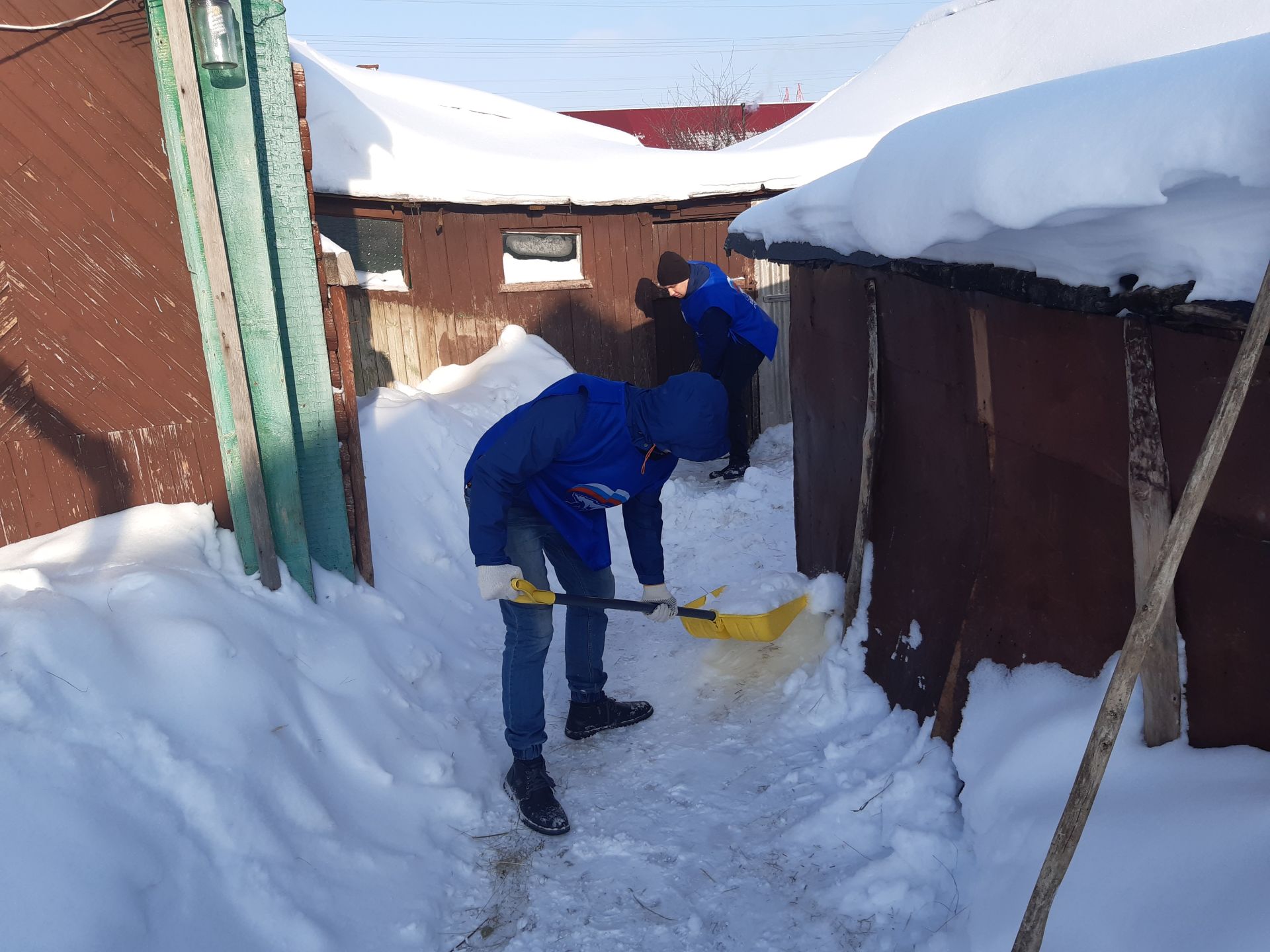 В Бугульме молодежь помогает очищать город от снега