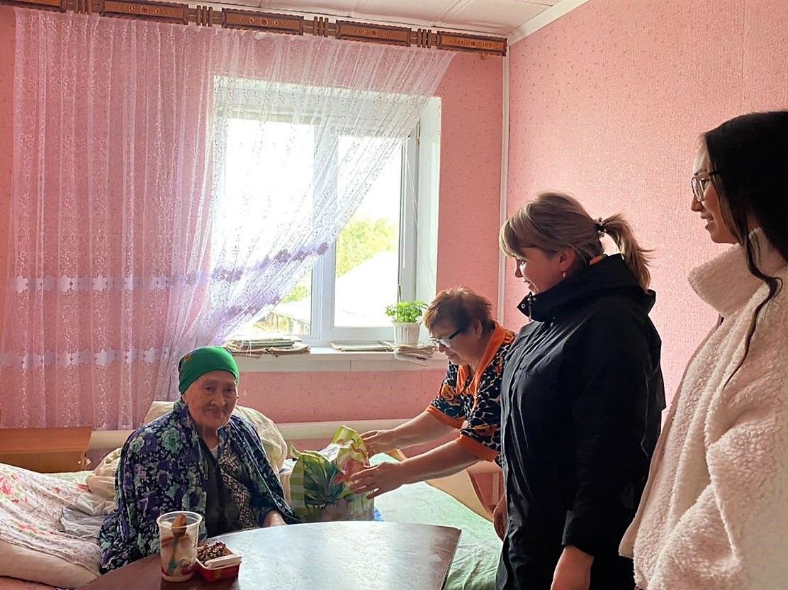 В поселке Карабаш навестили и поздравили своих пенсионеров