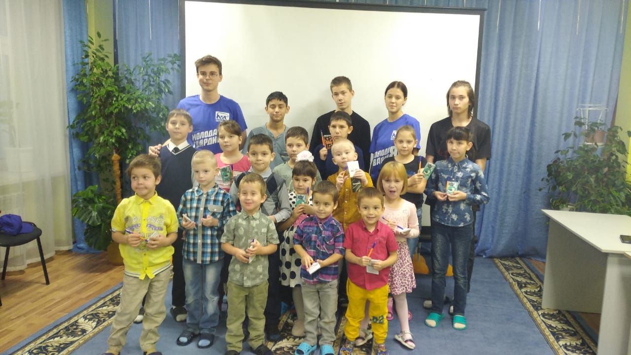 Молодогвардейцы Бугульмы вручили воспитанникам приюта подарки в честь своего 17-летия