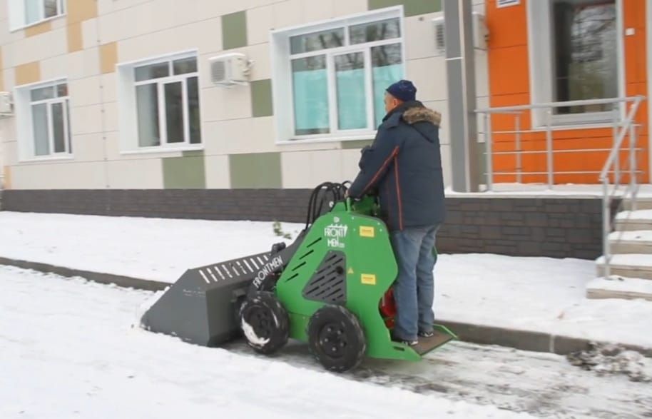 Бугульминской ЦРБ подарили снегоуборщик