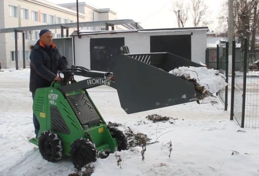 Бугульминской ЦРБ подарили снегоуборщик