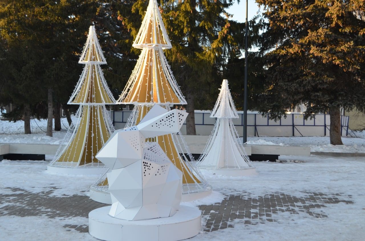 Центральная площадь Бугульмы стремительно преображается к Новому году