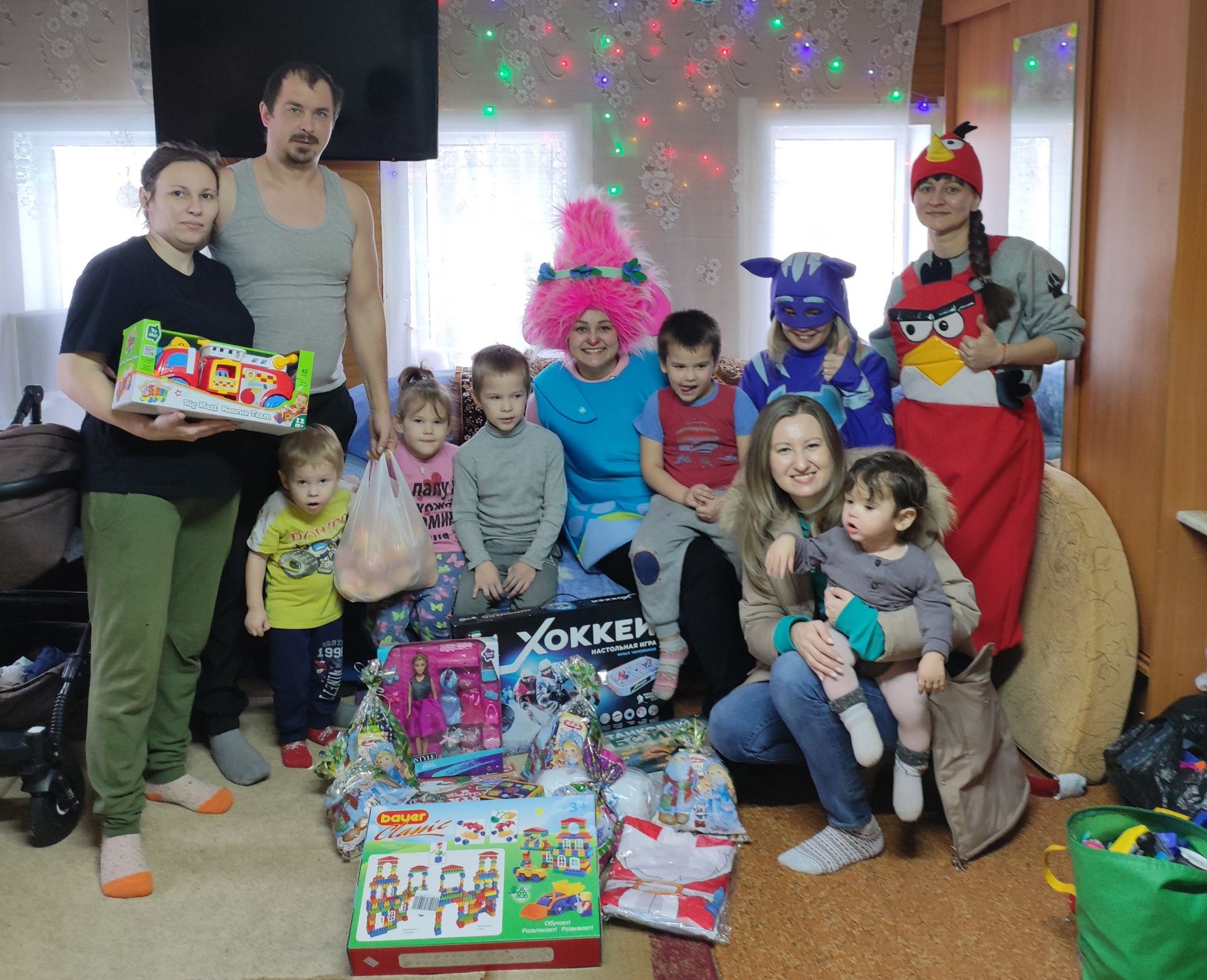 Добровольцы и благотворители Бугульмы поздравили ребят из многодетных семьей