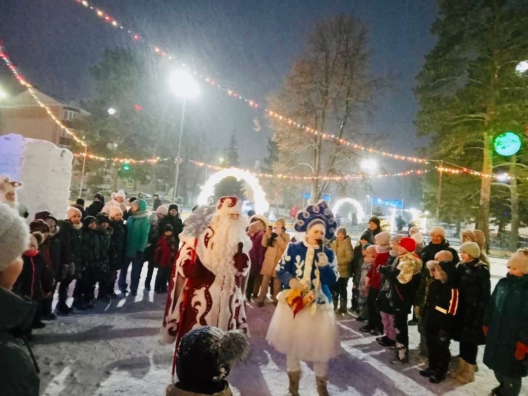 В Бугульминском районе Дед Мороз со Снегурочкой развлекали детей зимними играми и танцами