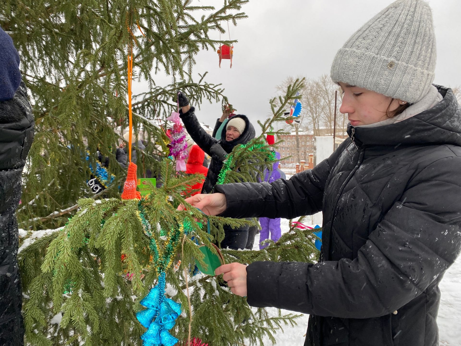 Бугульминцы нарядили елку в детском парке в рамках акции «Новогодняя игрушка»