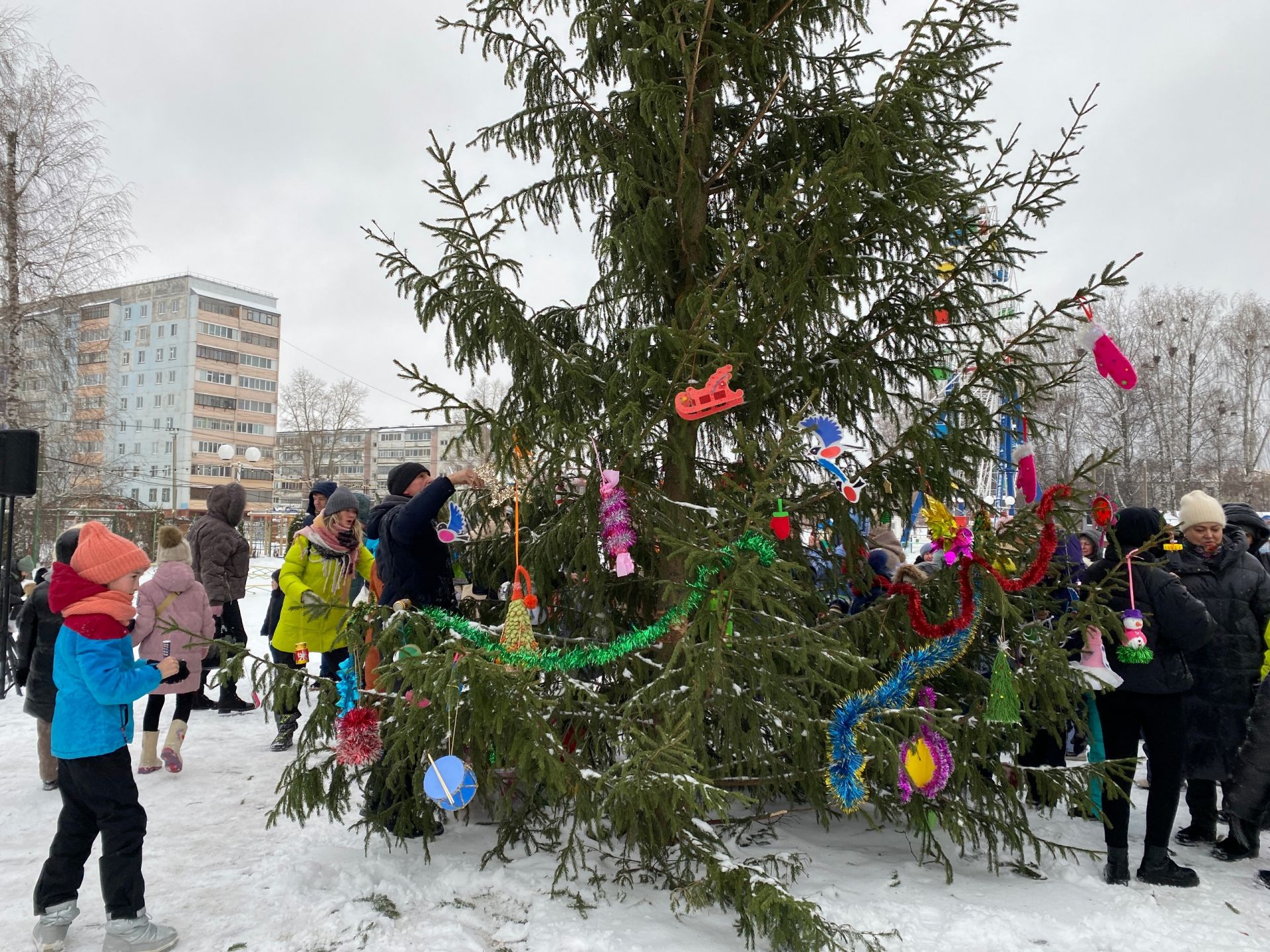 Бугульминцы нарядили елку в детском парке в рамках акции «Новогодняя игрушка»