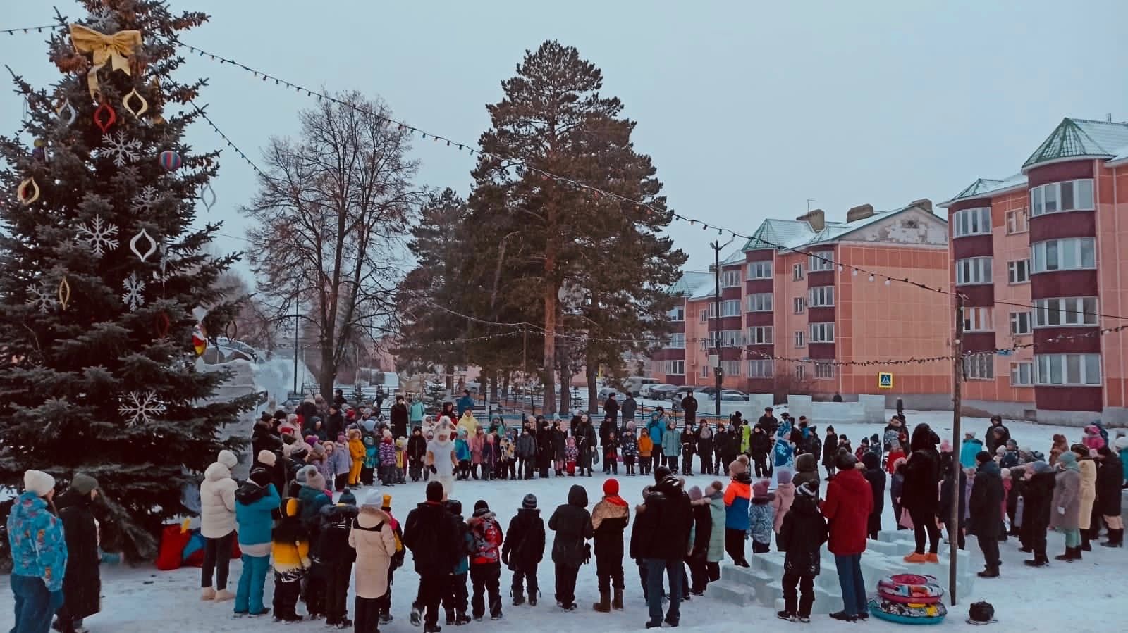 В Бугульминском районе Дед Мороз со Снегурочкой развлекали детей зимними играми и танцами