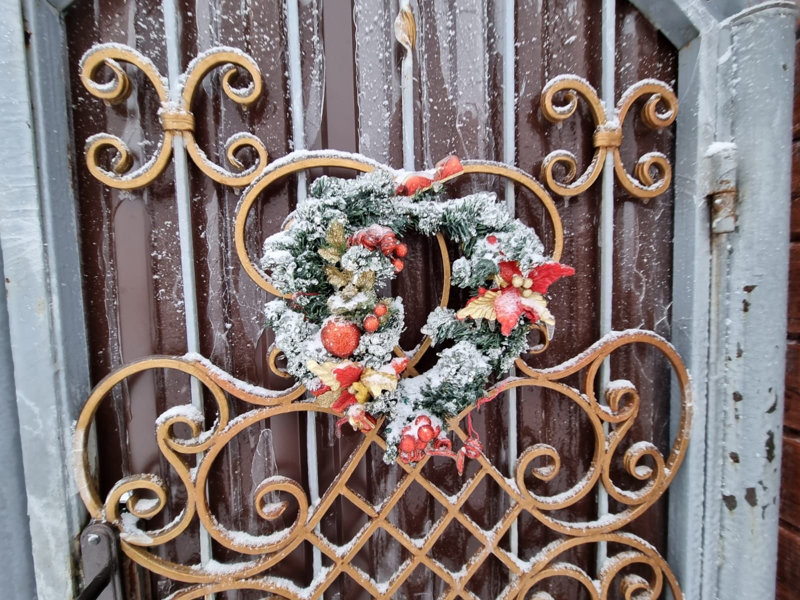 Бугульминец Александр Панин каждый год украшает свой дом в декабре