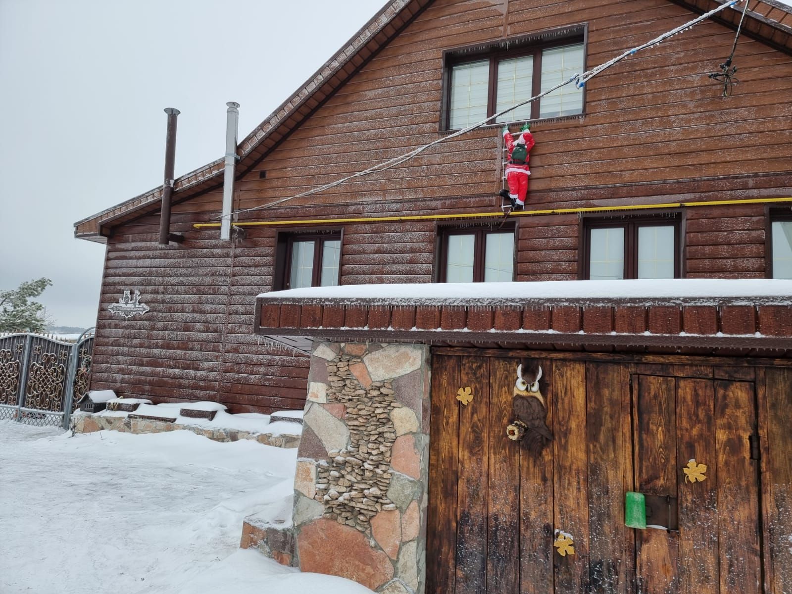 Бугульминец Александр Панин каждый год украшает свой дом в декабре