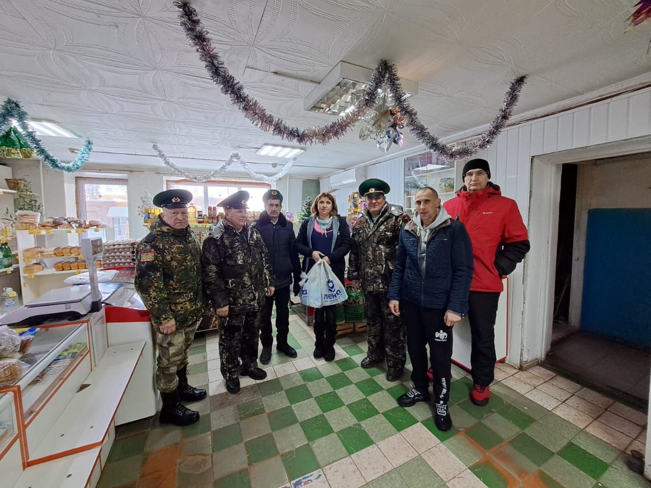 Пограничники Бугульмы установили флаг на могиле сослуживца