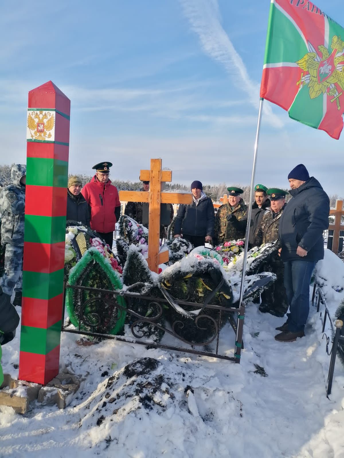 Пограничники Бугульмы установили флаг на могиле сослуживца