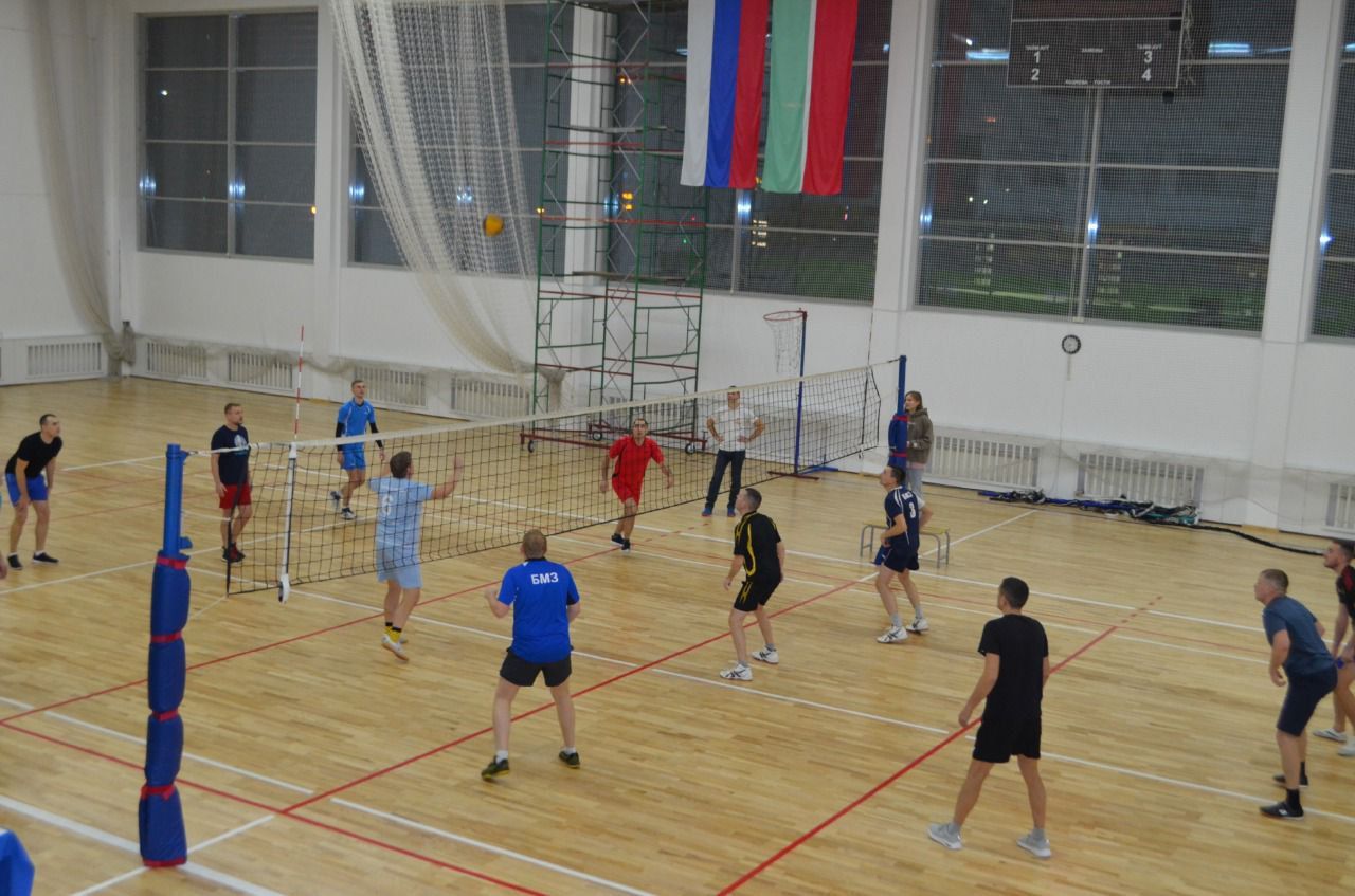 Коллективы «Татнефти» Бугульминского района провели товарищеский матч по волейболу