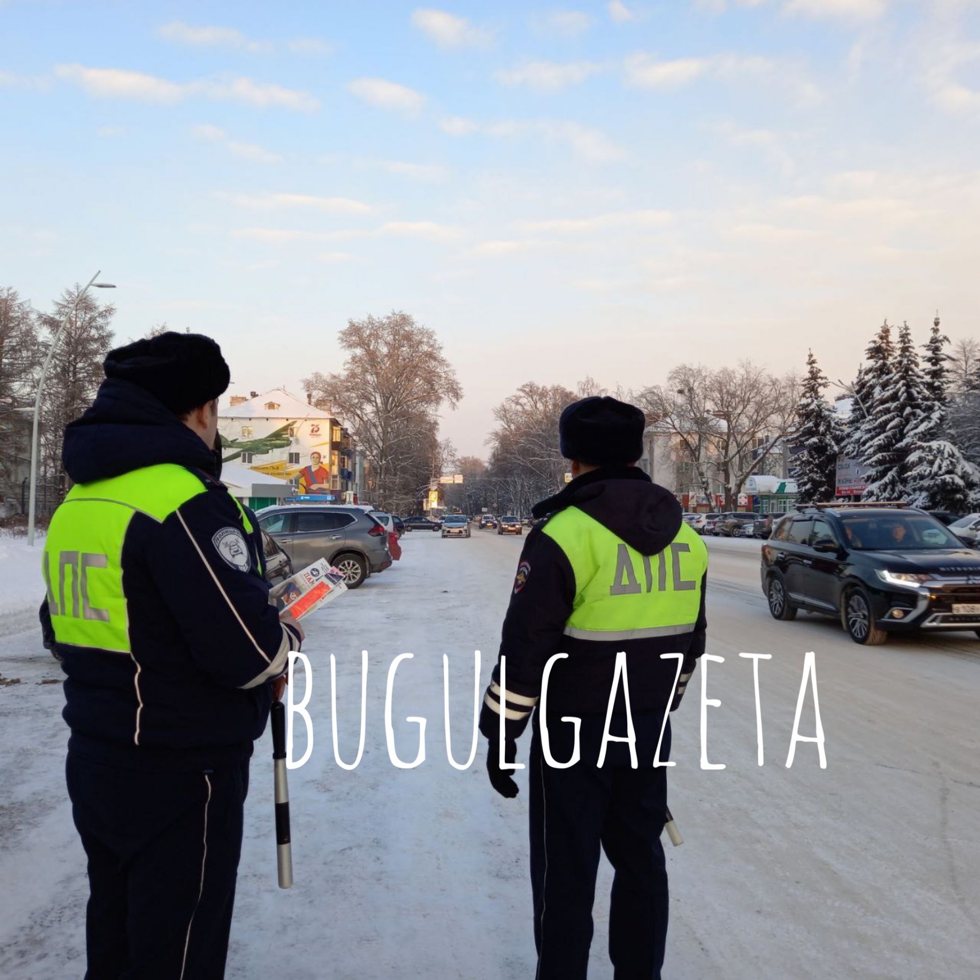 В Бугульме участников дорожного движения поздравили с наступающим Новым годом