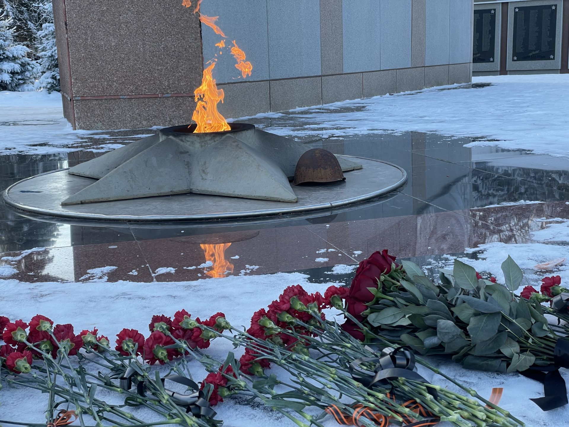 Линар Закиров в День Героев Отечества возложил цветы к монументам города
