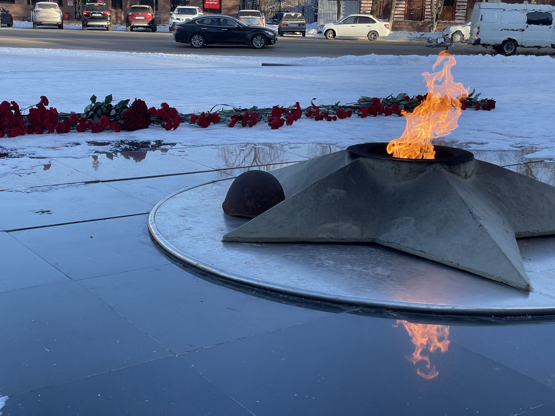 Линар Закиров в День Героев Отечества возложил цветы к монументам города