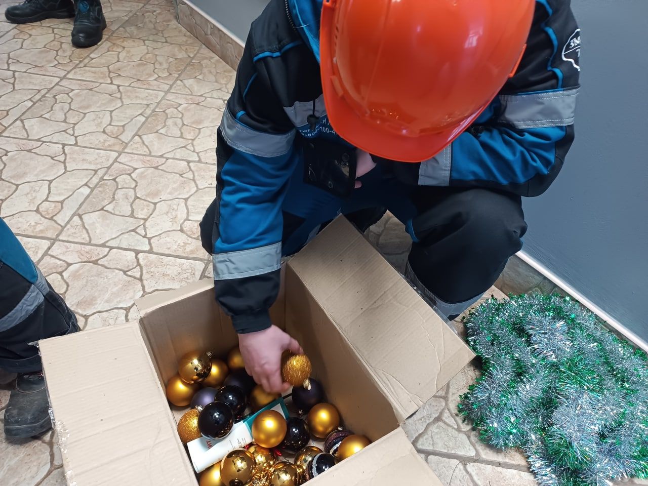 На проходной Бугульминского механического завода установили новогоднюю елку