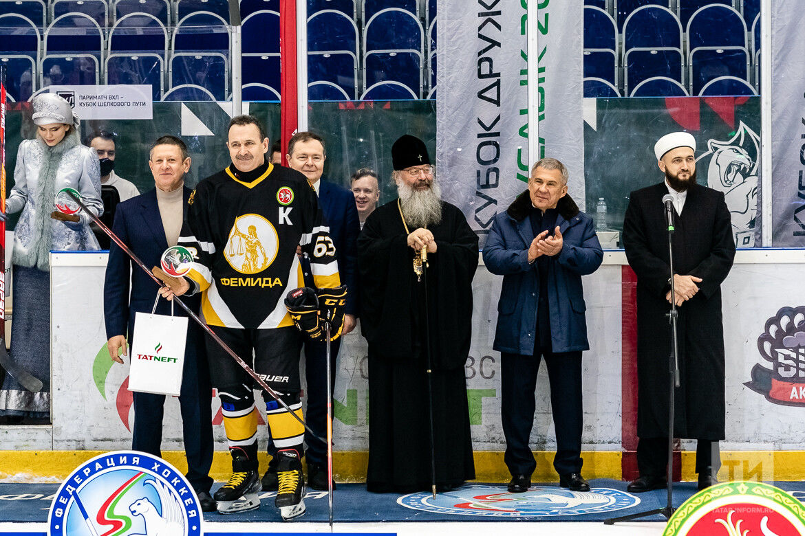Президент Татарстана вручил награды участникам хоккейного турнира - священникам и имамам