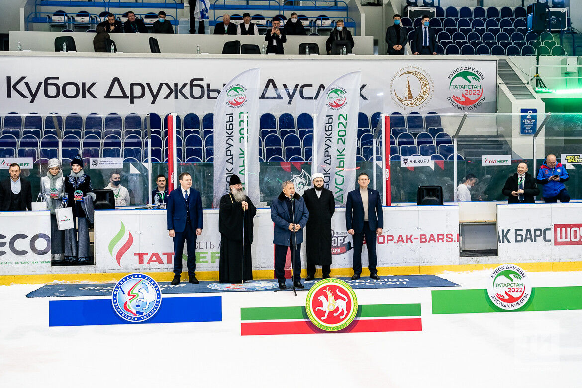 Президент Татарстана вручил награды участникам хоккейного турнира - священникам и имамам