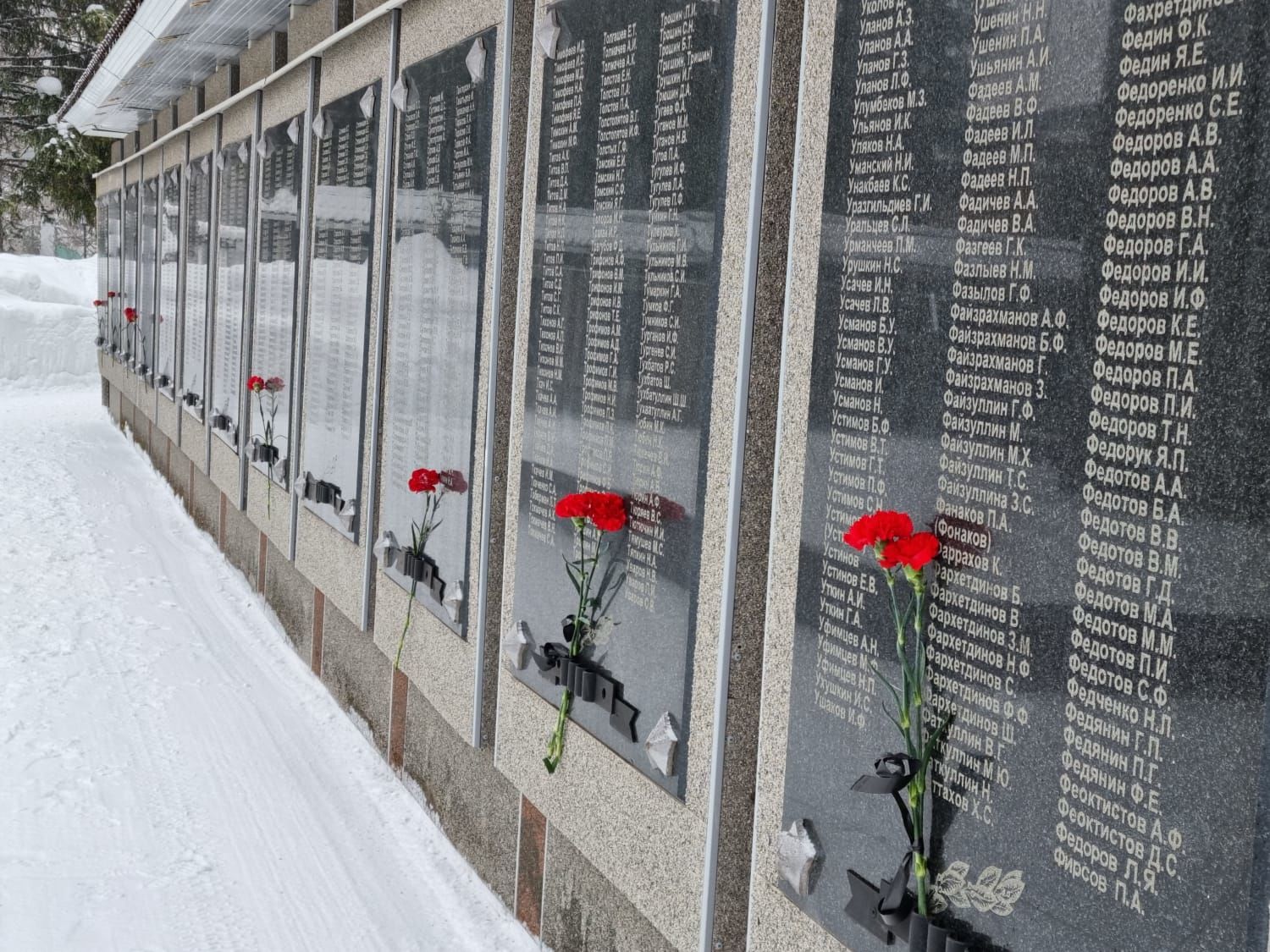 В Бугульме почтили память героев, погибших при защите Родины