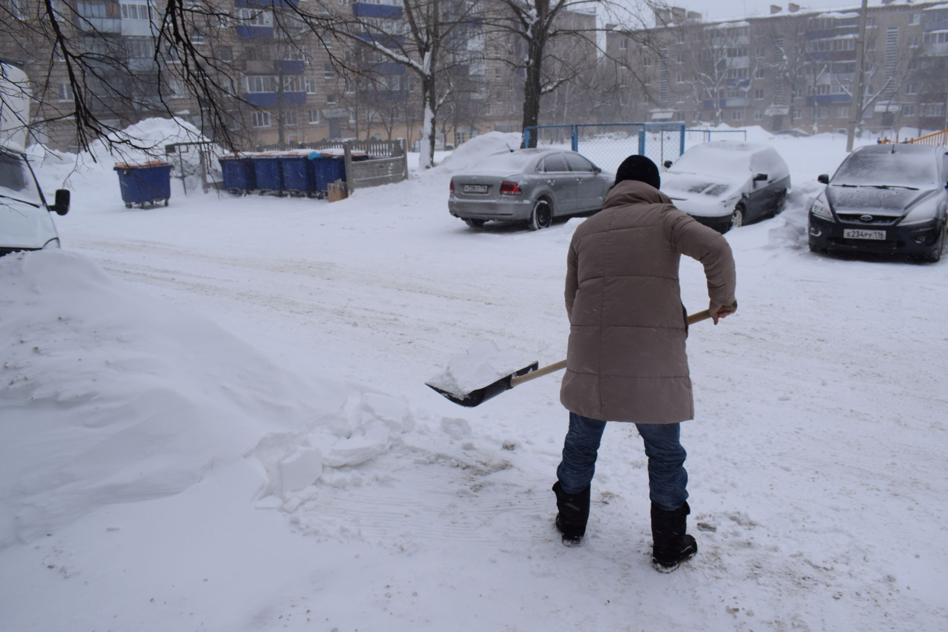 В связи с погодными. Не ешь снег. Бугульма видео непогода сегодня.