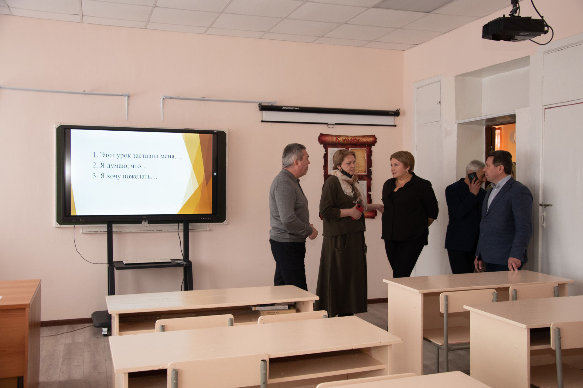 Глава Бугульминского района проверил качество питания в школе Карабаша
