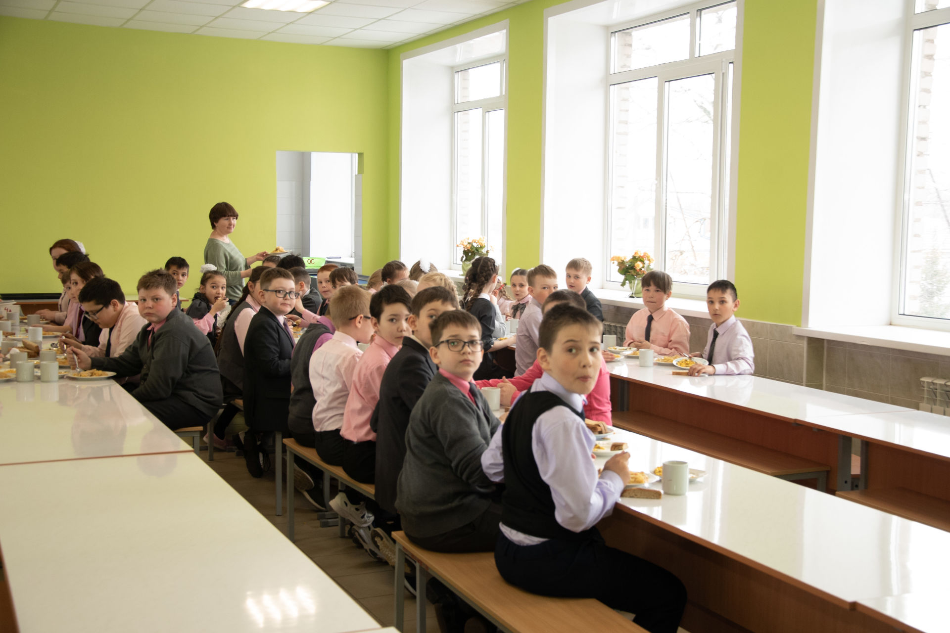 Глава Бугульминского района проверил качество питания в школе Карабаша