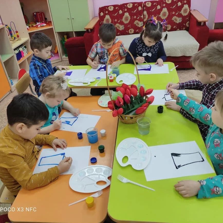 Дошкольники Бугульмы нарисовали тюльпаны для мам в нетрадиционной технике