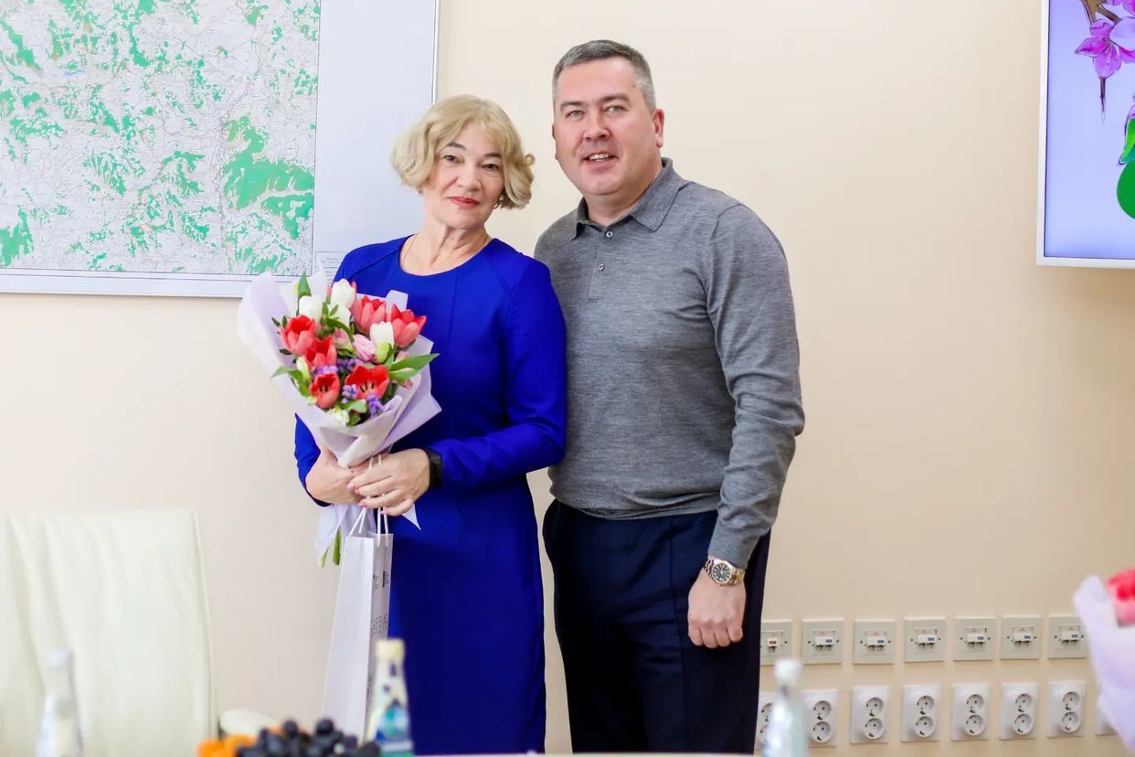 В Бугульме женщин-передовиков поздравил с 8 Марта мэр города