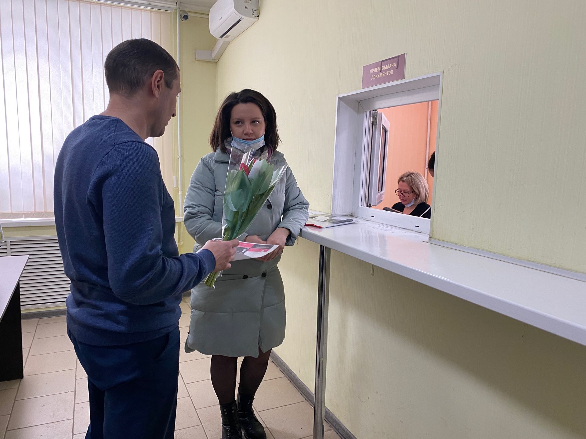 В Бугульме сотрудники полиции поздравили женщин с 8 Марта