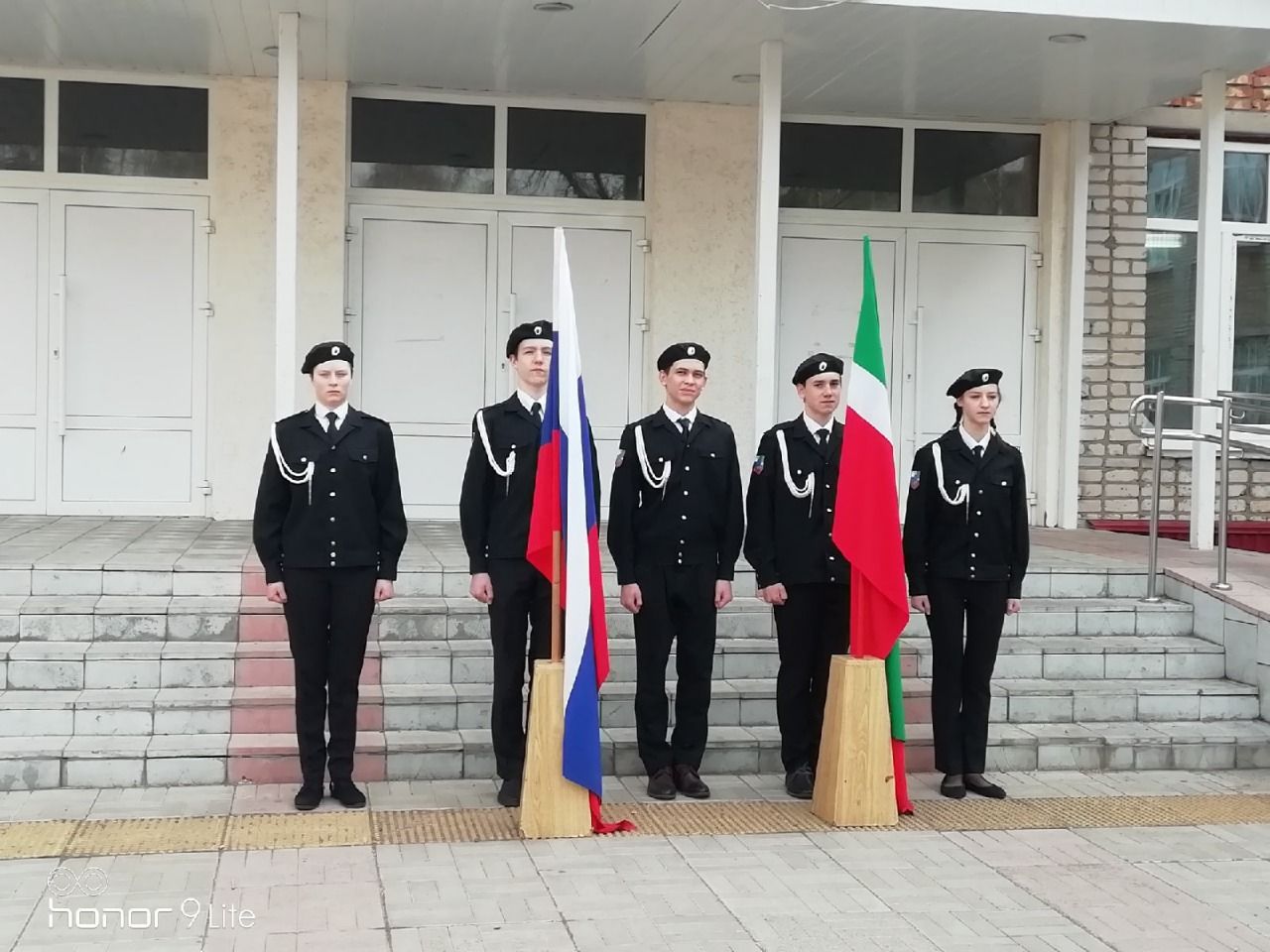В школе Бугульмы прошла торжественная линейка с поднятием флагов России и Татарстана