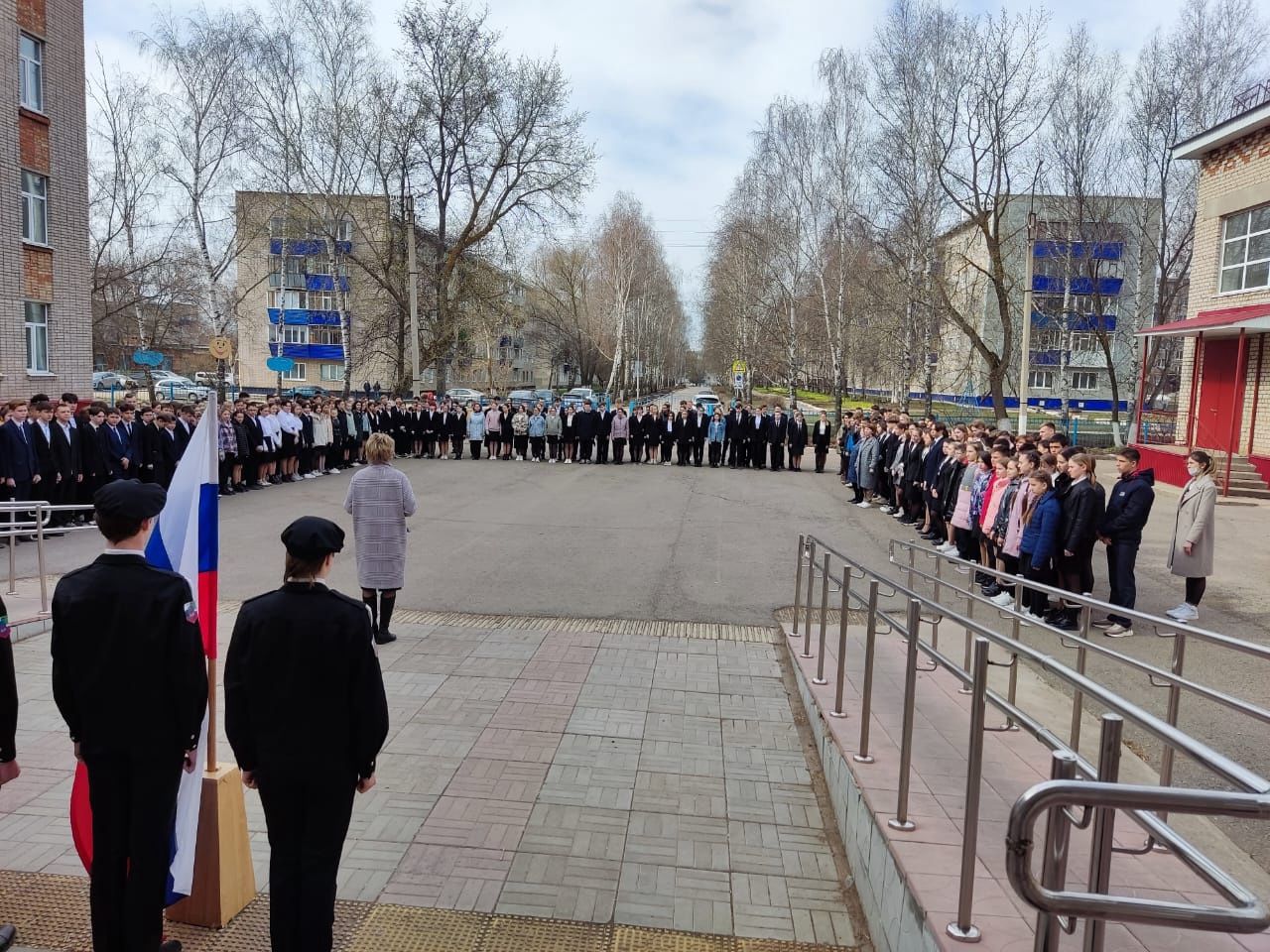 В школе Бугульмы прошла торжественная линейка с поднятием флагов России и Татарстана