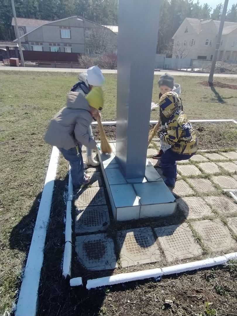 Дошкольники Бугульмы облагородили монумент Н. Барышева