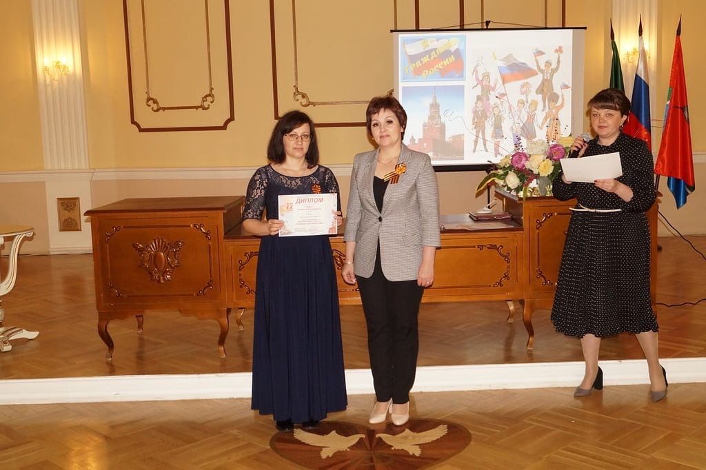 В загсе Бугульмы наградили победителей конкурса творческих работ и рисунков к ВОВ