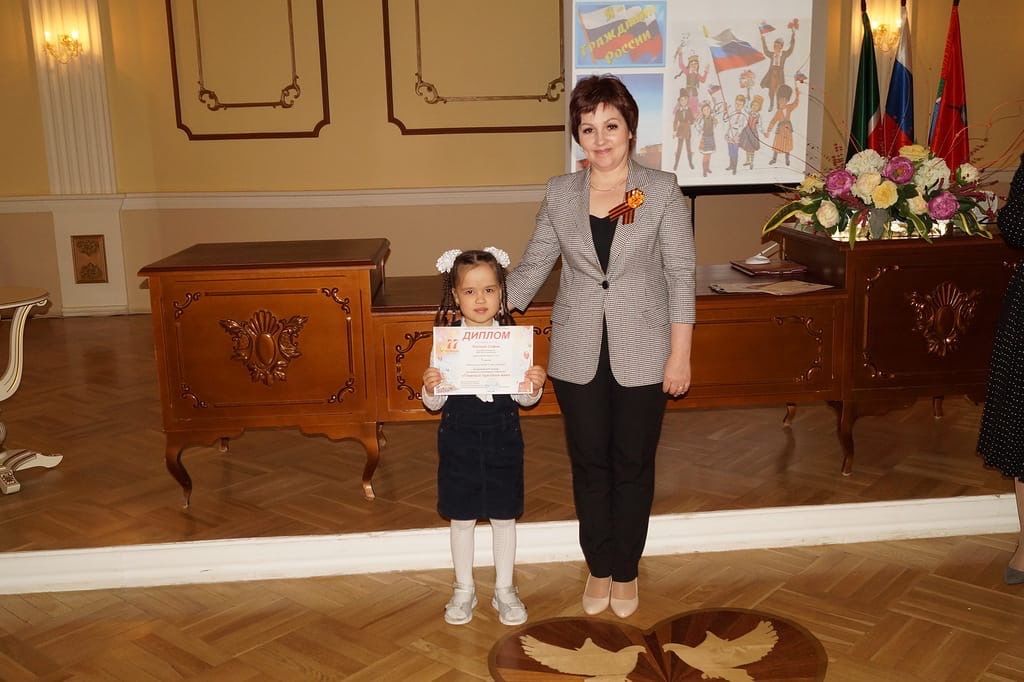 В загсе Бугульмы наградили победителей конкурса творческих работ и рисунков к ВОВ