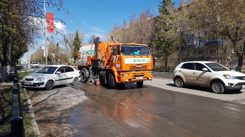 Сегодня санитарный десант  «Татнефти» очистил бугульминские улицы от скопившегося после зимы мусора