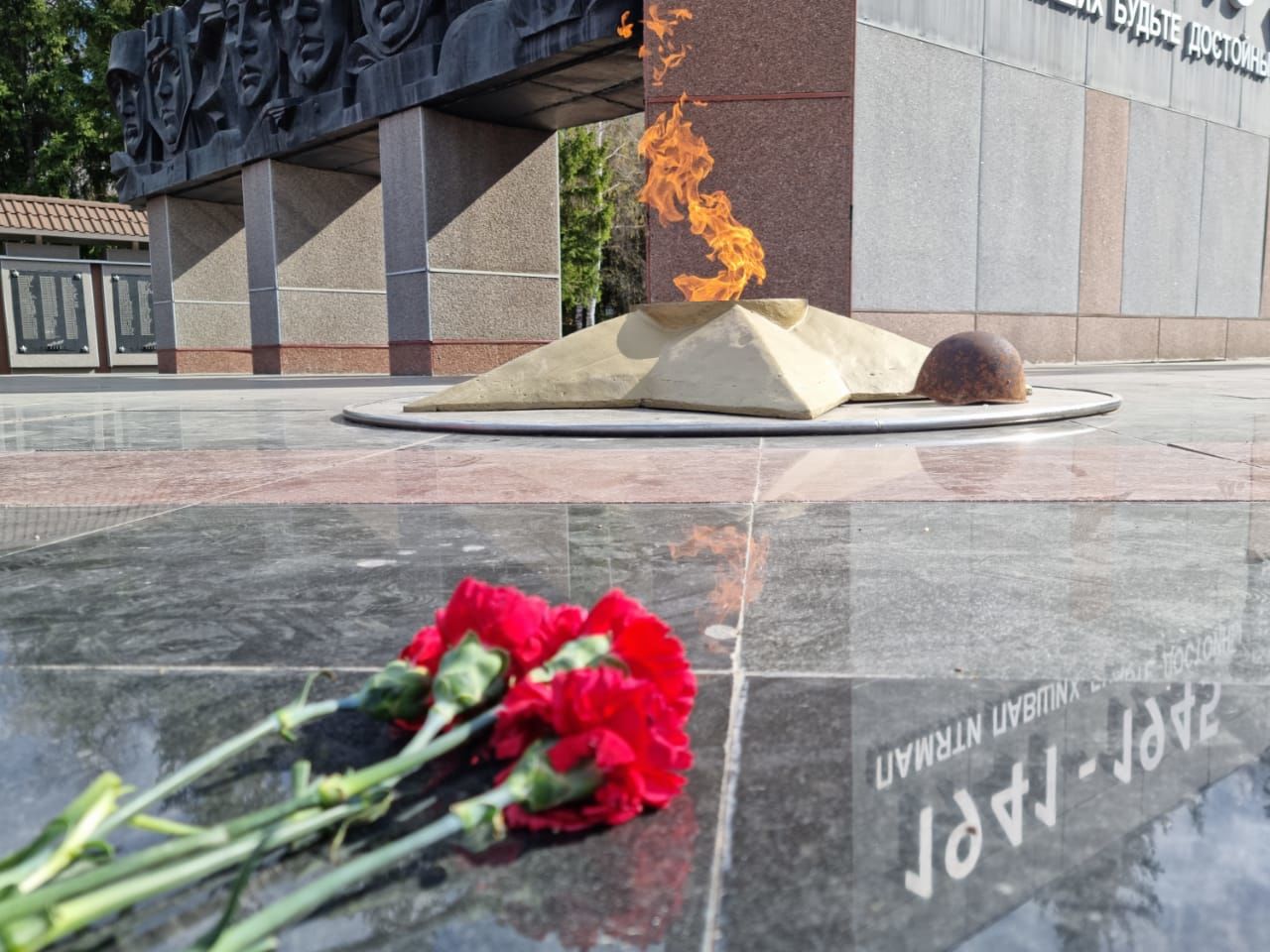 Памятник 9 мая 1966 года в магнитогорске. Возложение цветов к памятнику 9 мая. 9 Мая праздник Победы возложение цветов. Мемориал Победы. Статуя день Победы.