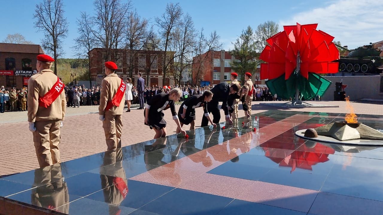 Бугульминцы возложили цветы к мемориалам в честь Дня Победы
