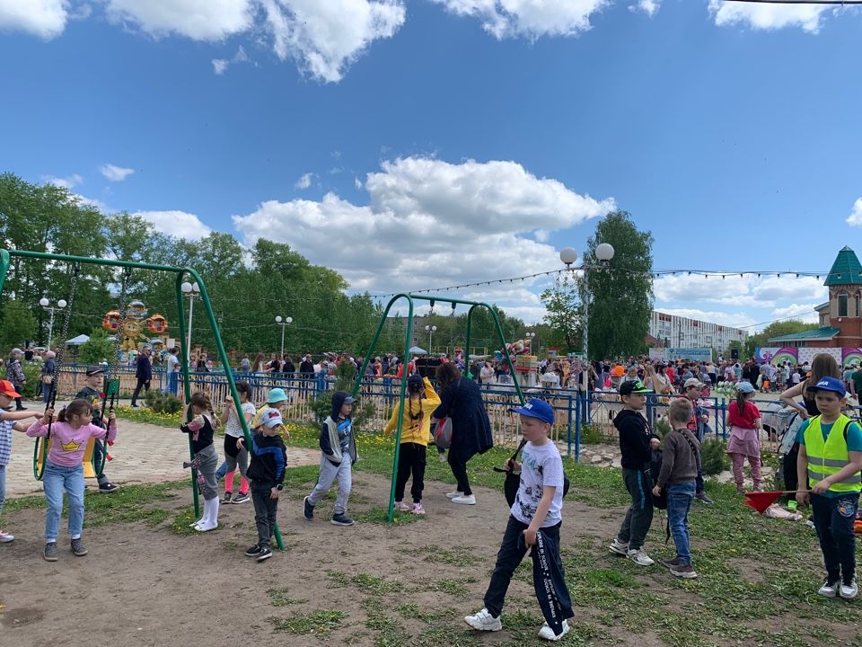В детском парке Бугульмы прошла праздничная программа (ФОТОРЕПОРТАЖ)